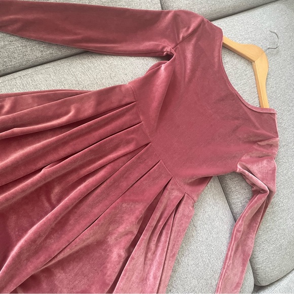 Aritzia (Talula) dress, very great quality and looks new. Not my style anymore. - Picture 3 of 4